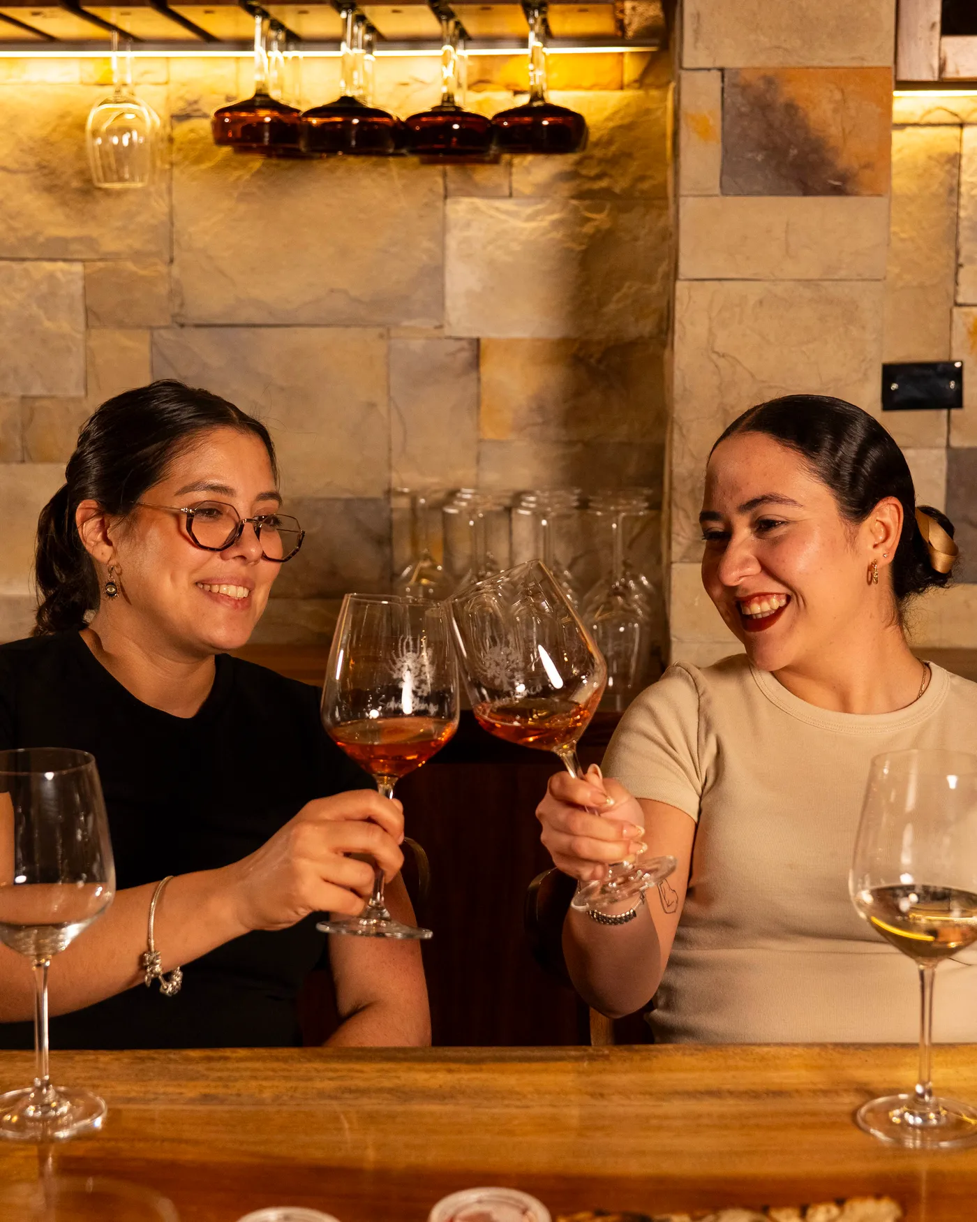 Dos personas brindando durante una cata en la Cava Lustro