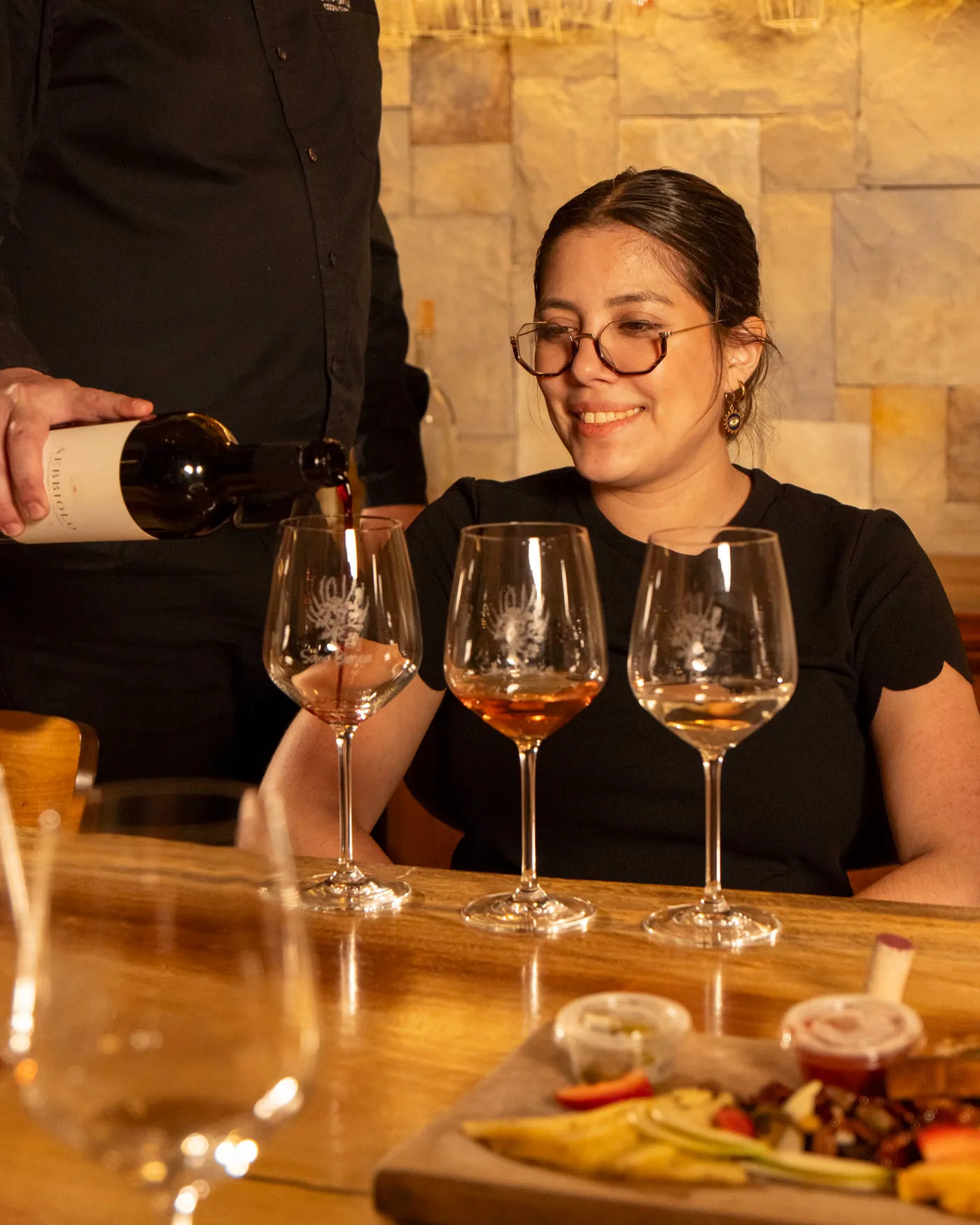 Servicio de una cata de vinos en la Cava Lustro: tinto, rosado y blanco en copas de la casa