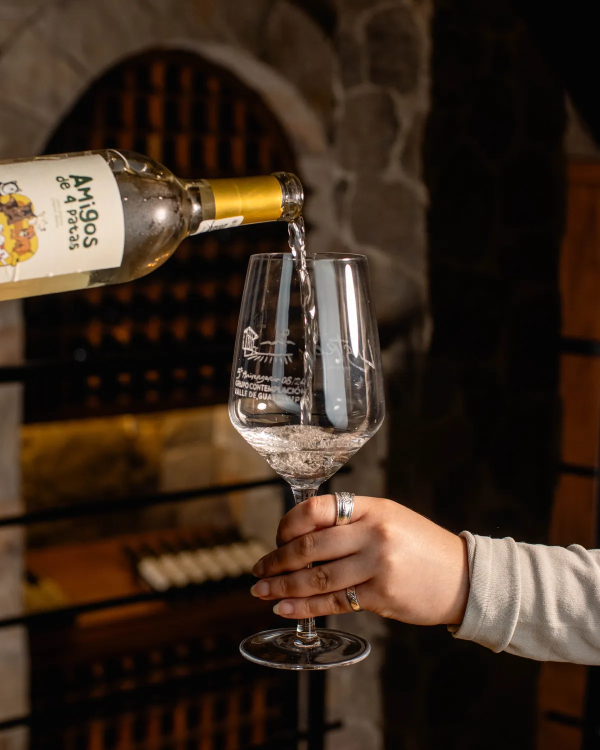 Descorche de un vino blanco en la cava