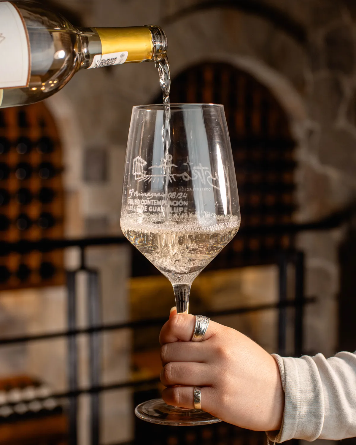 Servicio de vino blanco en la Cava Lustro de Contemplación