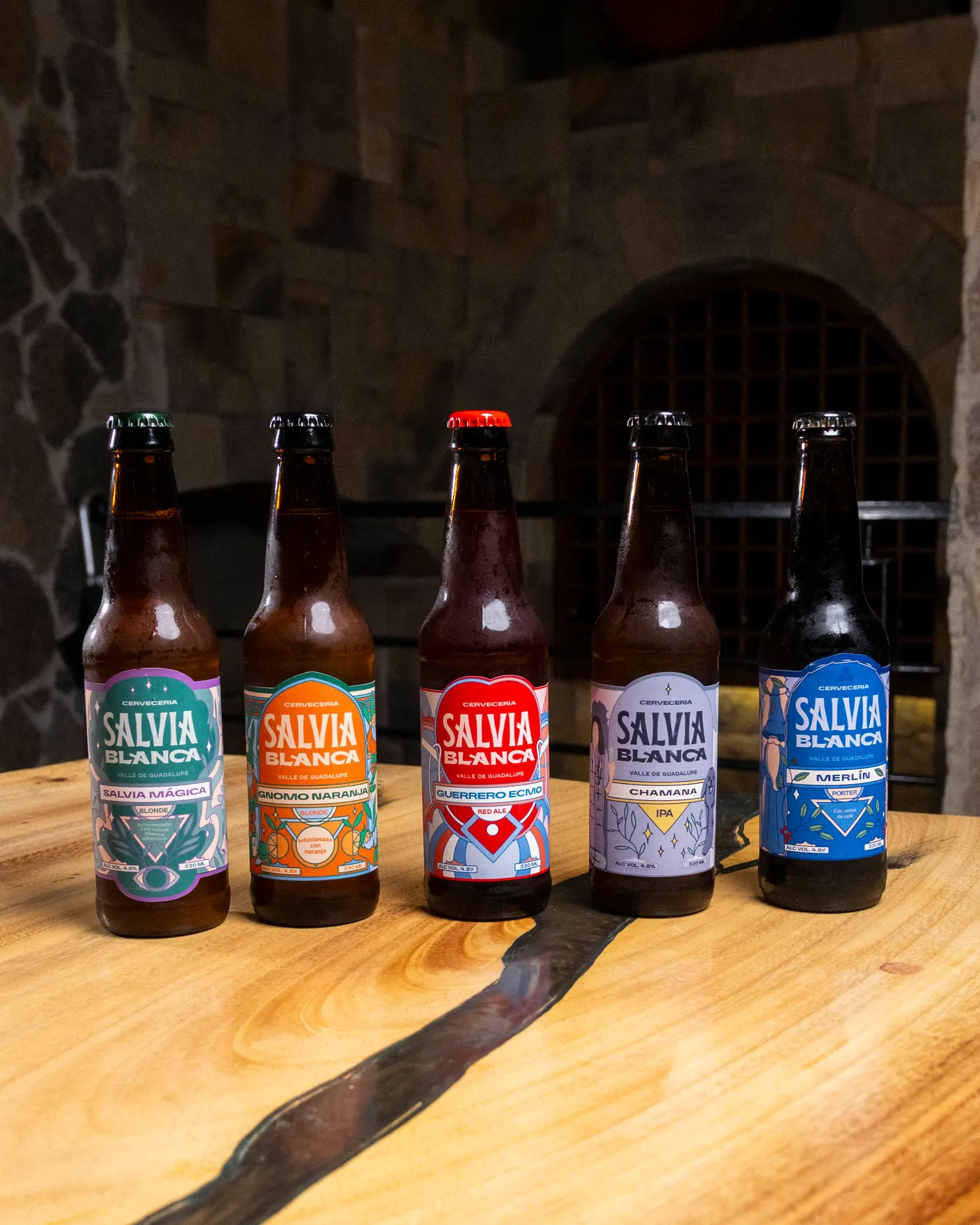 Cervezas de la casa Salvia Blanca servidas en mesa