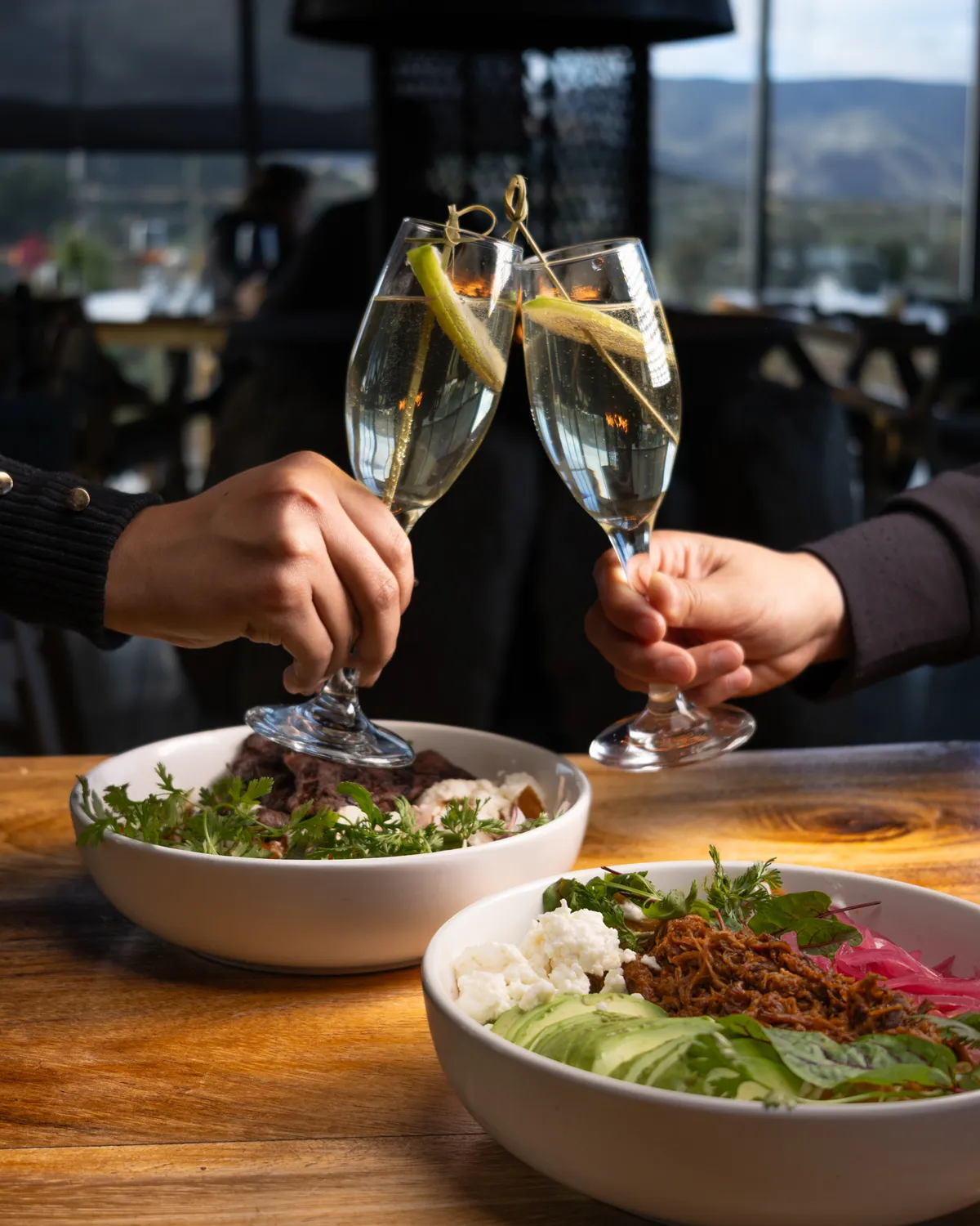 Brindis con dos Salvia Royal y dos chilaquiles, de borrego y de arrachera, con vista al Valle de Guadalupe