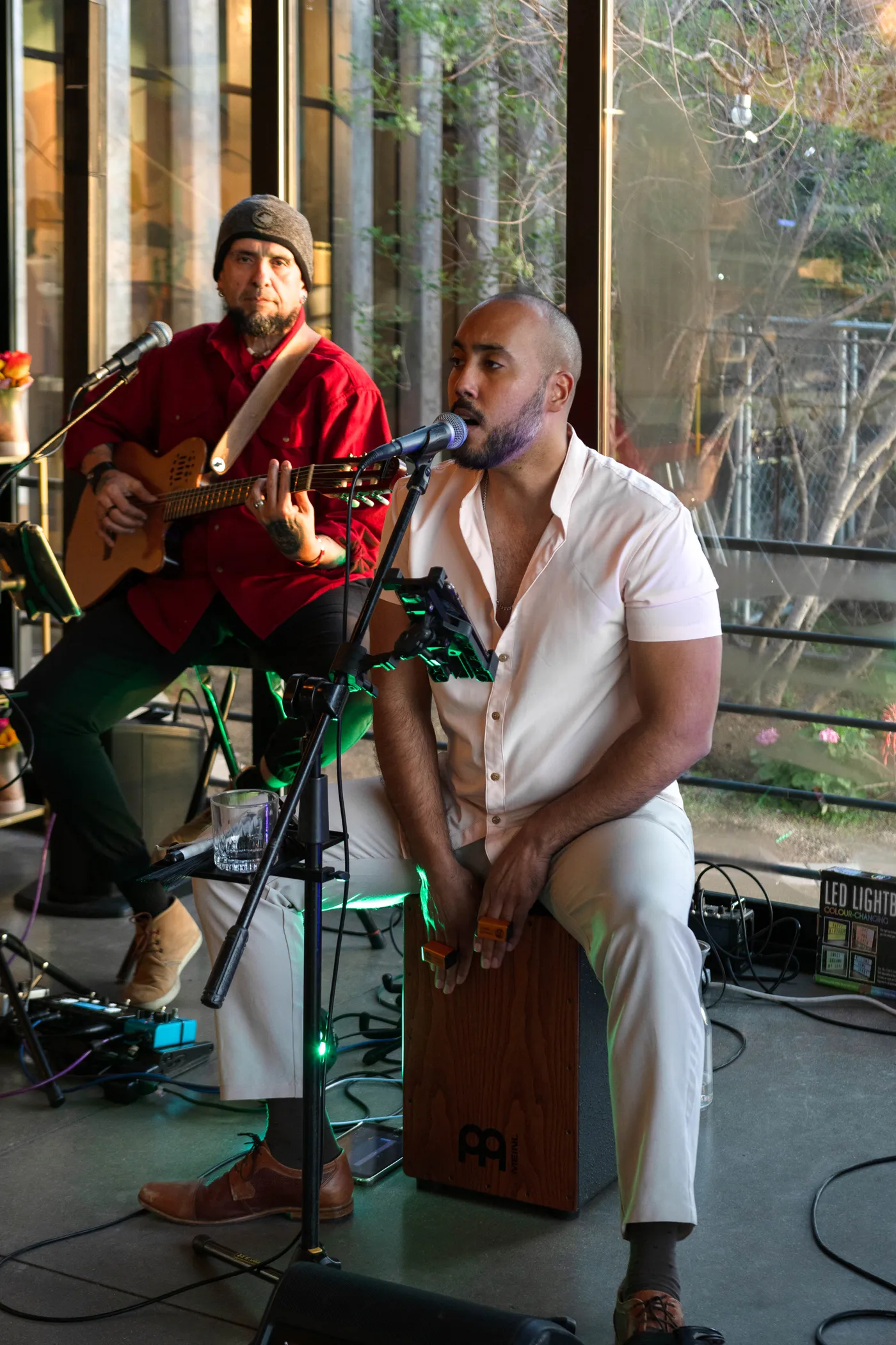 Two musicians playing live in the Salvia Blanca dining room